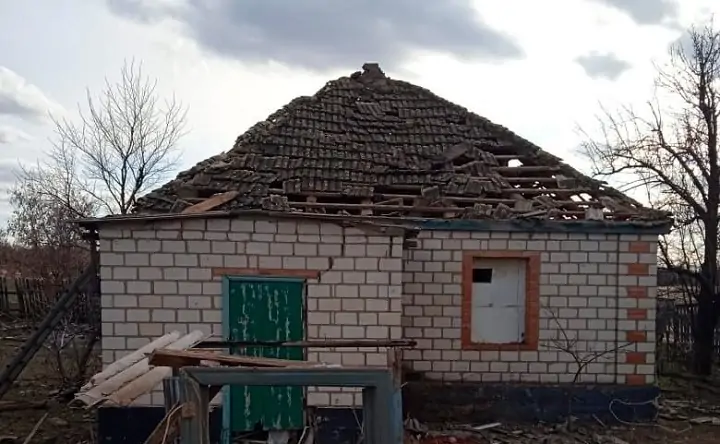 Повреждённая снарядом постройка в Тарасовском районе Ростовской области. Фото t.me/cheRostov