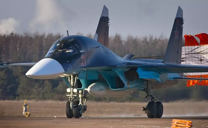 Бомбардировщик Су-34. Фото gunsfriend.ru