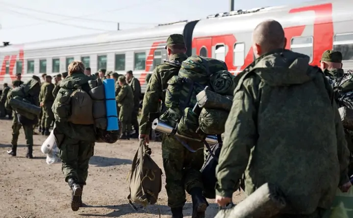 Мобилизованные грузятся на поезд. Фото Алексей Волхонский / V1.RU.