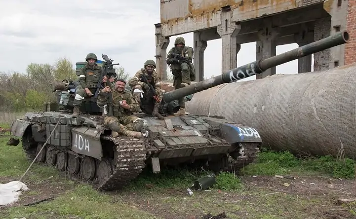 Бойцы казачьего отряда Дон на танке. Фото skwrz.ru.