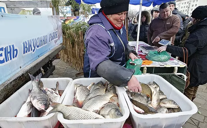Женщина продаёт рыбу. Фото Фото vost-degunino.mos.ru.