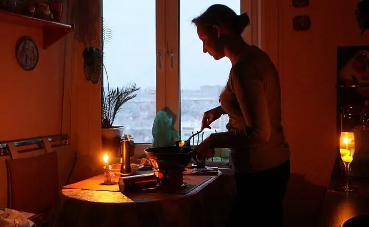Женщина готовит на кухне без электричества. Фото ncrim.ru.