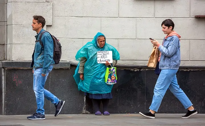 Женщина просит милостыню на улице. Фото molva33.ru
