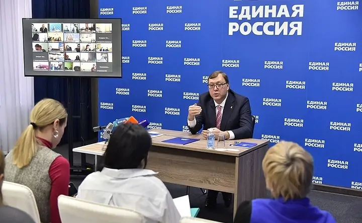 Александр Ищенко во время брифинга с представителями СМИ. Фото пресс-службы "Единой России"