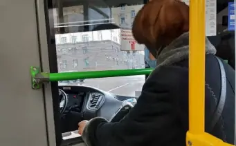 Пенсионерка расплачивается в автобусе. Фото big-rostov.ru