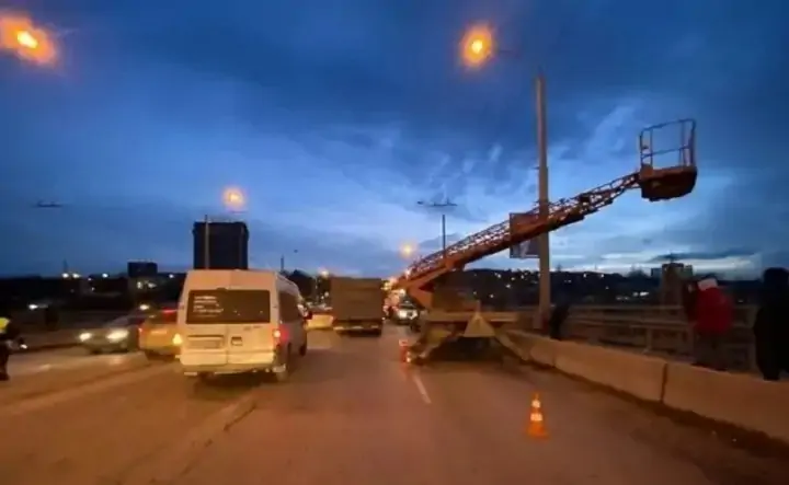 Фото новости: К ответственности за гибель монтажников, упавших с моста на Стачки в Ростове, могут привлечь их работодателя