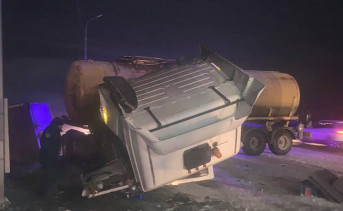 В Ростовской области грузовик выехал на встречку на скользкой дороге и раздавил Hyundai