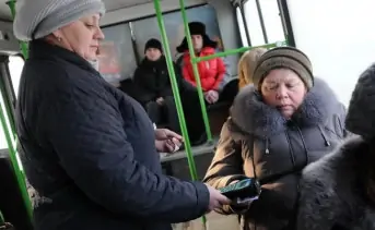 Пенсионерка едет в общественном транспорте. Фото nsk.kp.ru
