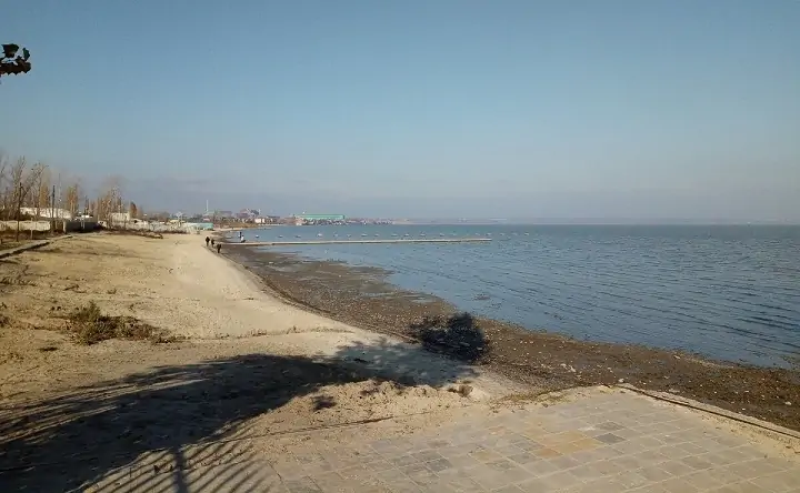 Побережье Азовского моря в Таганроге. Фото vsegda-pomnim.com