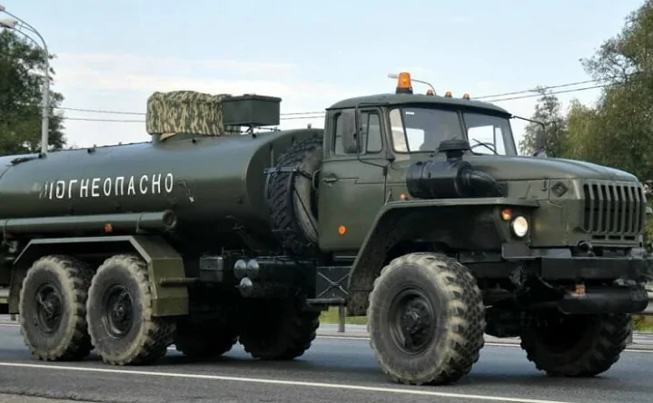 Военный бензовоз на базе «Урала». Фото donnews.ru.