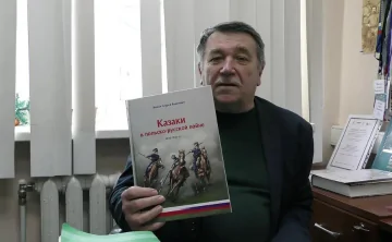 Андрей Венков с книгой. Фото пресс-службы ЮФУ