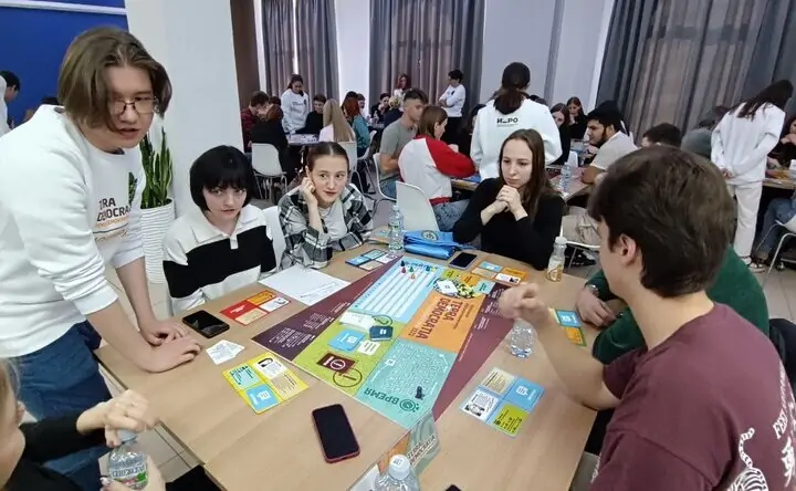 Команда студентов на турнире по игре «Terra Democratia. Земля демократии». Фото donnews.ru