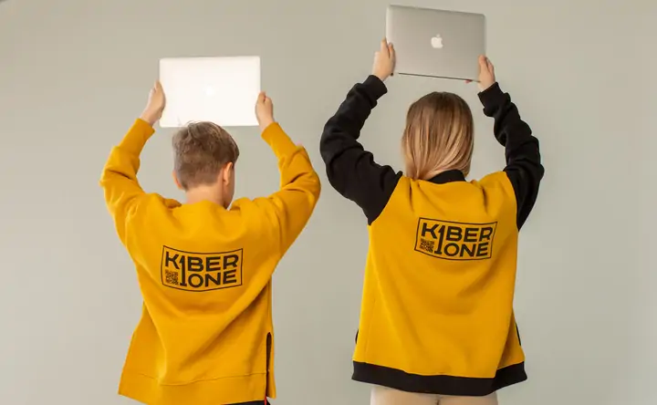 Парень и девушка в толстовках с логотипом IT-школы KIBERone. Фото Алексея Павленко