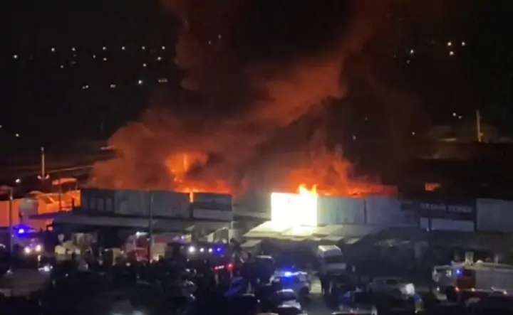 Пожар на рынке. Скрин с видео из Telegram-канала «Тютина»