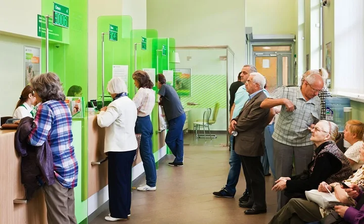Люди в отделении банка. Фото donnews.ru.