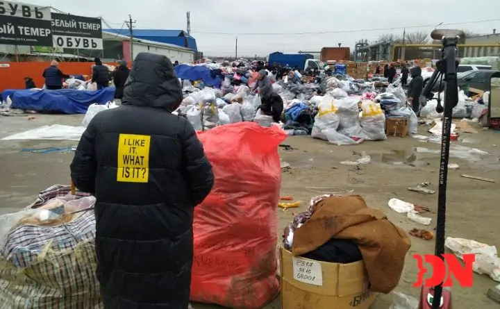 Торговцы у спасённых из огня вещей. Фото donnews.ru