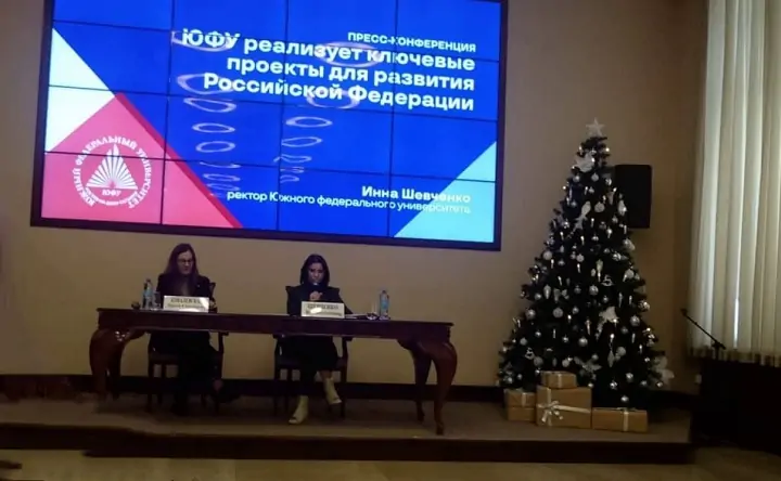 Инна Шевченко (справа) во время пресс-конференции. Фото donnews.ru