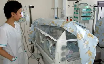Врач и новорождённый. Фото департамента здравоохранения Томской области