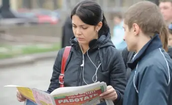Женщина читает газету с вакансиями о работе. Фото itcrumbs.ru
