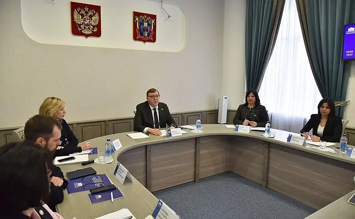 Александр Ищенко на встрече с руководителями НКО. Фото zsro.ru