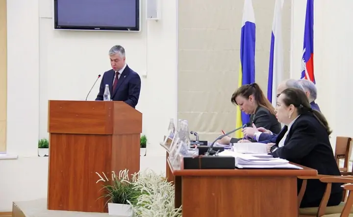 Алексей Логвиненко выступает с отчётом в гордуме. Фото rostov-gorod.ru.
