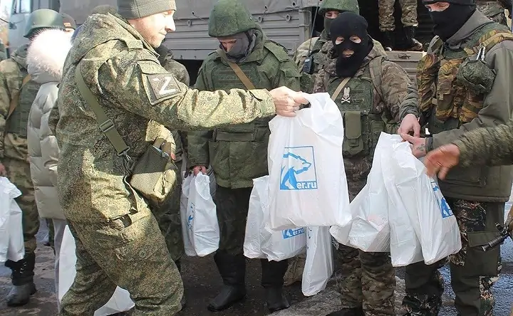 Депутат Максим Гелас вручает подарки мобилизованным. Фото zsro.ru