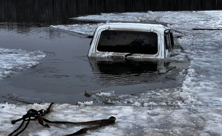 В Ростовской области несколько автомобилей провалились под лёд