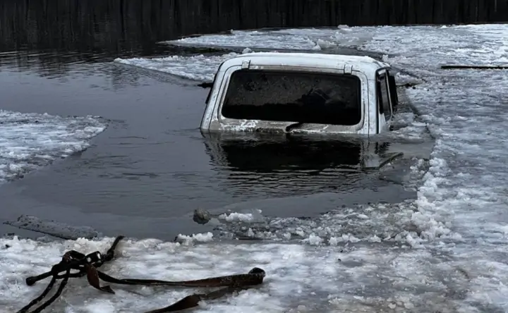 Нива» провалилась под лёд. Фото газеты "Новость"