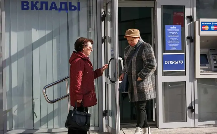 Женщины на входе в банк. Фото infovoronezh.ru.