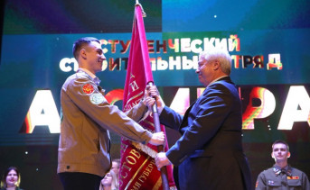 Василий Голубев вручил переходящее знамя губернатора лучшему студенческому отряду Ростовской области