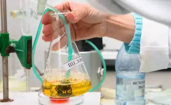 Исследование пробы питьевой воды в лаборатории. Фото barneos22.ru