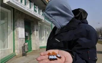 Человек держит в ладони лекарства. Фото Олега Рукавицына/kp.ru