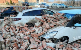 В Ростовской области рухнувший кирпичный забор раздавил девять автомобилей