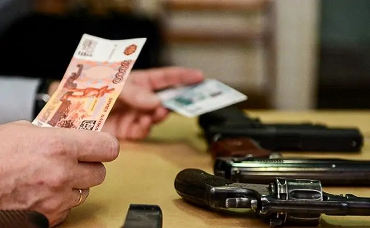 Мужчины принесли оружие для сдачи его за деньги властям. Фото komcity.ru.