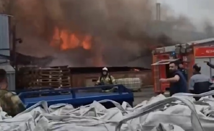 В Ростовской области загорелся крупный целлюлозный склад