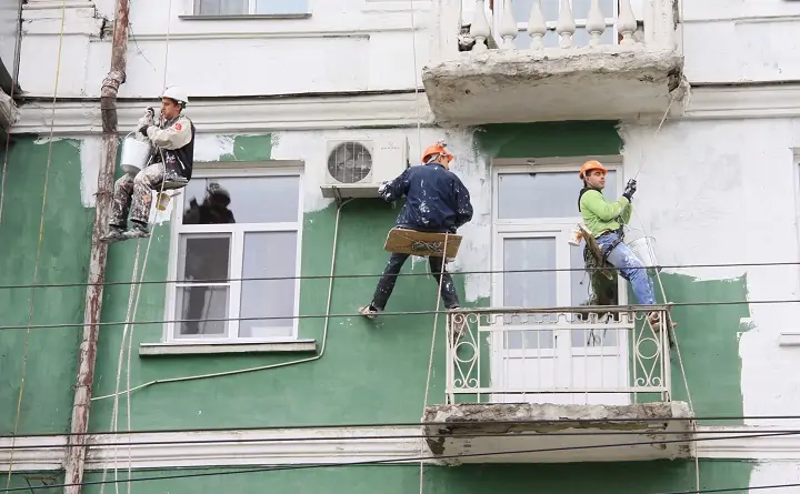 Рабочие проводят капитальный ремонт жилого дома. Фото mgkh.mosreg.ru