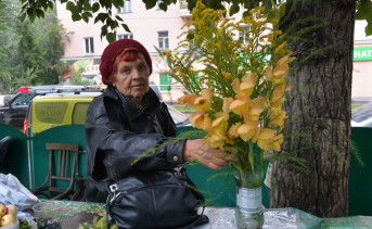 Бабушка торгует около двора. Фото e1.ru
