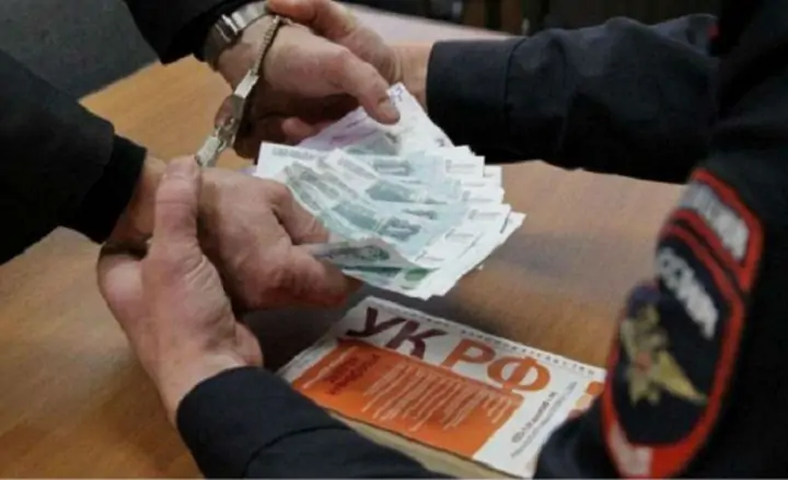 Мужчина попался на взятке. Фото gazeta.a42.ru