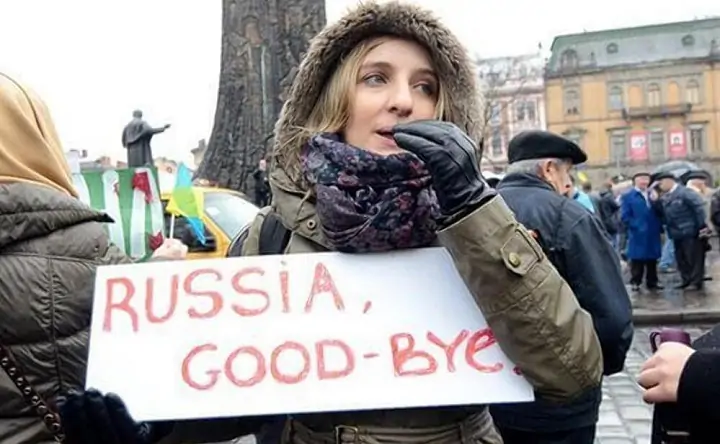 Девушка прощается с Россией. Фото finobzor.ru.
