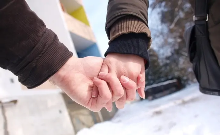 Влюблённые держатся за руки. Фото pxhere.com
