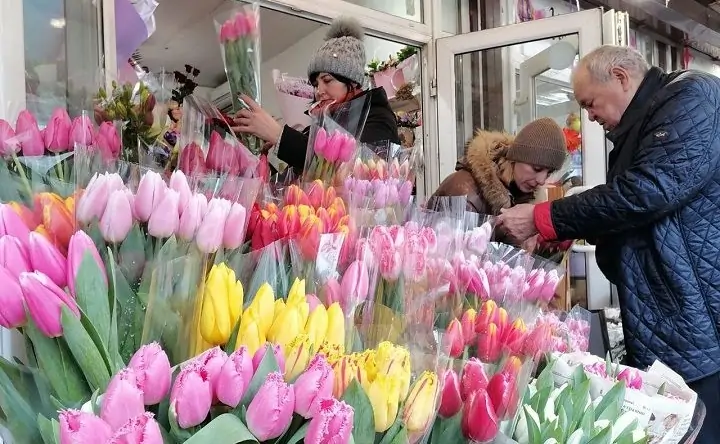 Ростовчане выбирают цветы на рынке. Фото donnews.ru