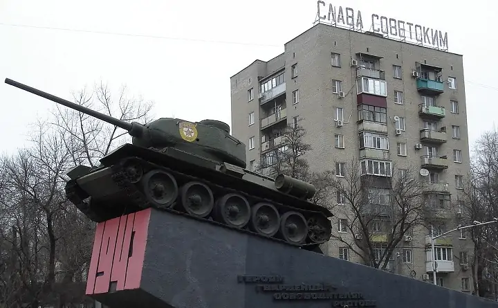 Памятник танку Т-34 на Гвардейской площади в Ростове. Фото Яндекс.Картинки.