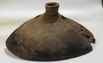 Найденная археологами глиняная крышка для жаровни. Фото предоставлено Николаем Власкиным
