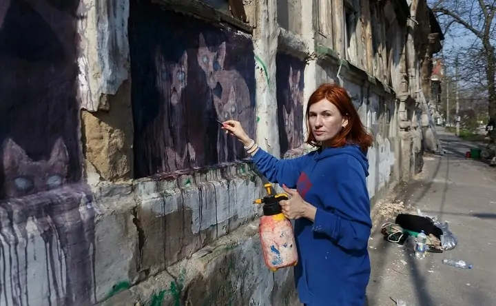 Участница фестиваля «Месторождение-2022» рисует граффити на стене дома. Фото vk.com/mestorogdenie61