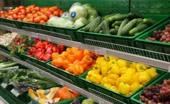 Полки с овощами в супермаркете. Фото au-18.ru