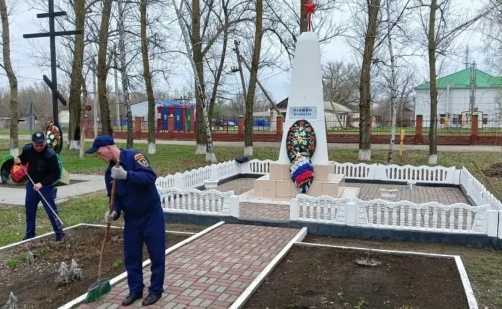 Областные спасатели занимаются уборкой военного мемориала. Фото donland.ru