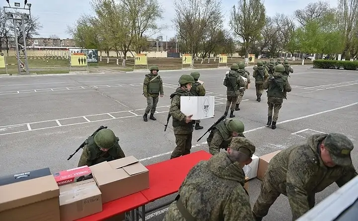 Военнослужащие инженерной бригады с грузом, привезённым депутатами. Фото zsro.ru