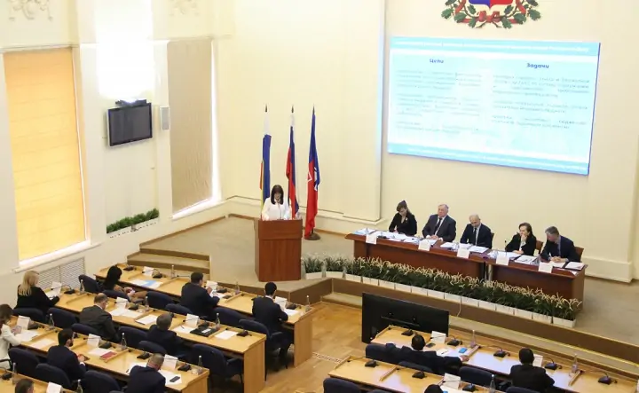 Депутаты заслушивают отчёт председателя КСП. Фото rostov-gorod.ru