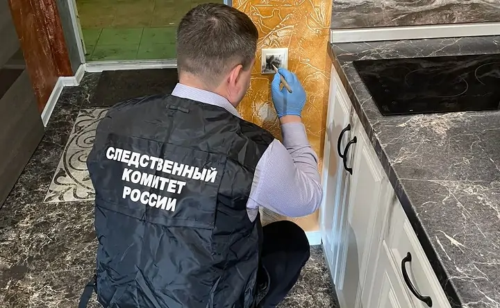 Следователь собирает улики в квартире, где было совершено убийство. Фото пресс-службы СК РФ по Ростовской области.