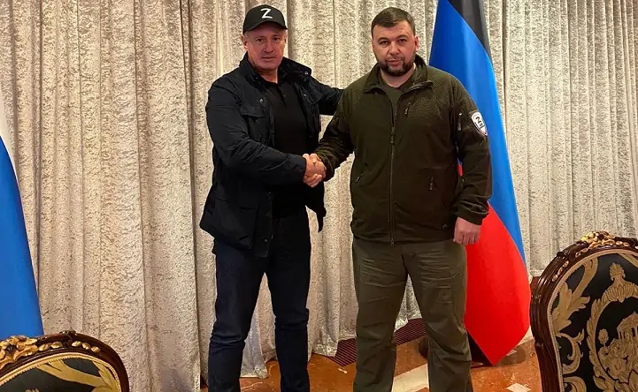 Андрей Марченко (слева) и глава ДНР Денис Пушилин в апреле 2022 года. Фото со страницы Марченко в соцсети «ВКонтакте».
